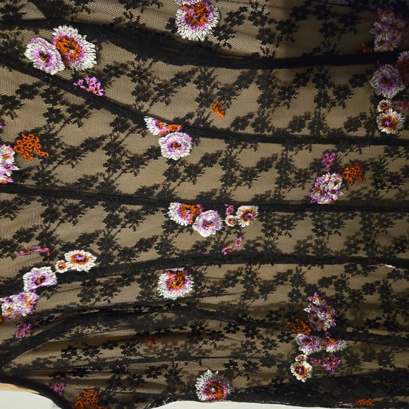 Plus size lace dress - Picture 2 of 3